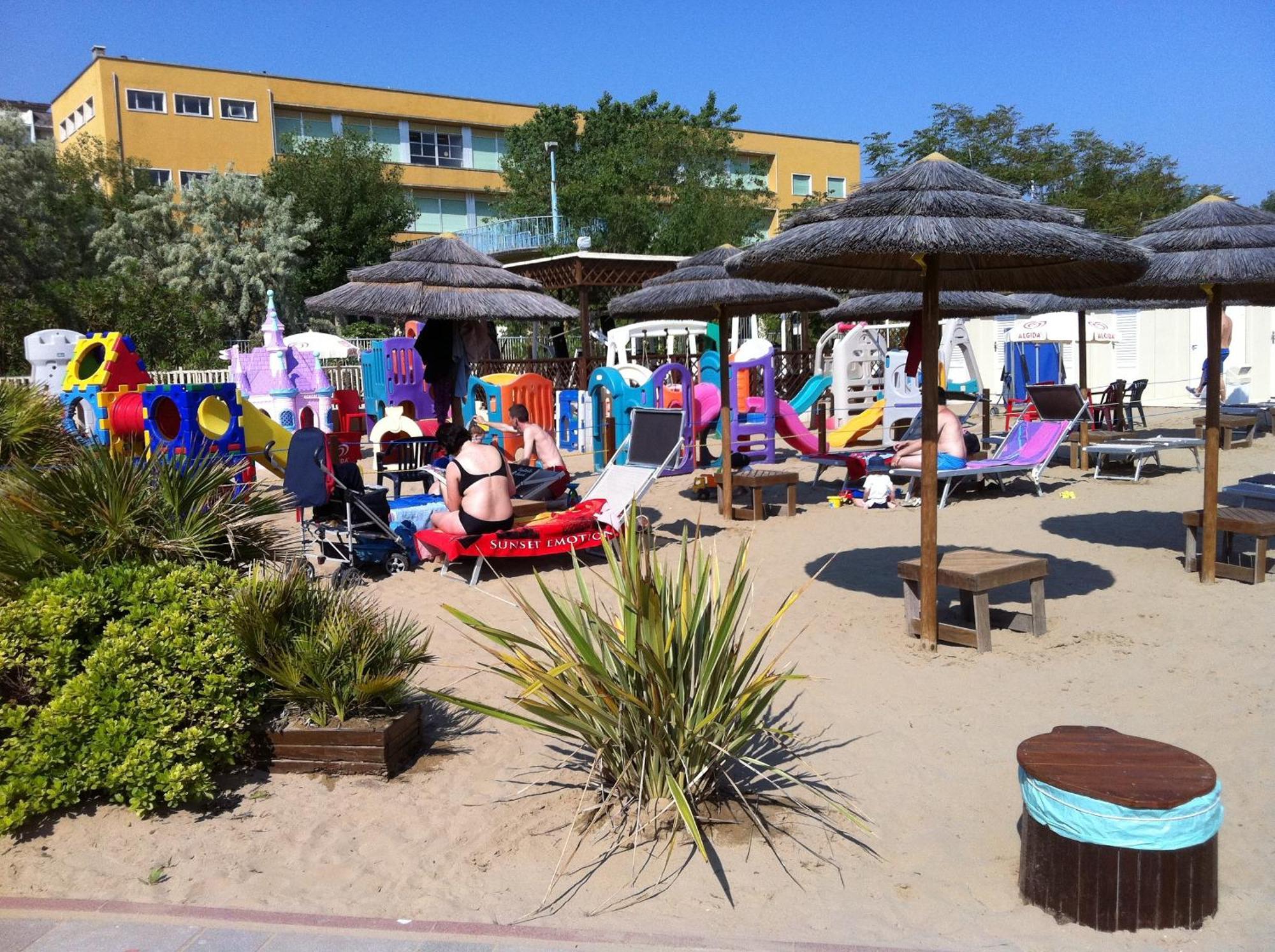 Viva Beach Hotel リミニ エクステリア 写真